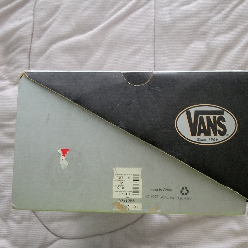 Vintage VANS SWIZZLE Size 10. Tan and black. Make an offer and make them yours!